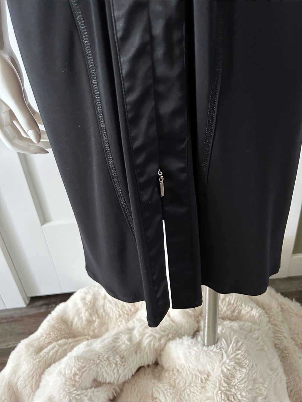Tristan & Iseut Black High-Fashion Zip-Front Dress | S–M - Picture 8 of 15